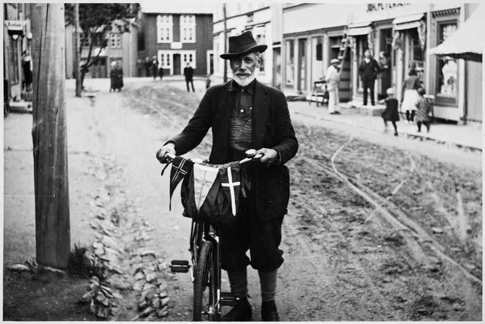 Blikkenslager Eriksen (86 år) med sykkelen sin, i Peter Bechs gate mot Sjøgata.