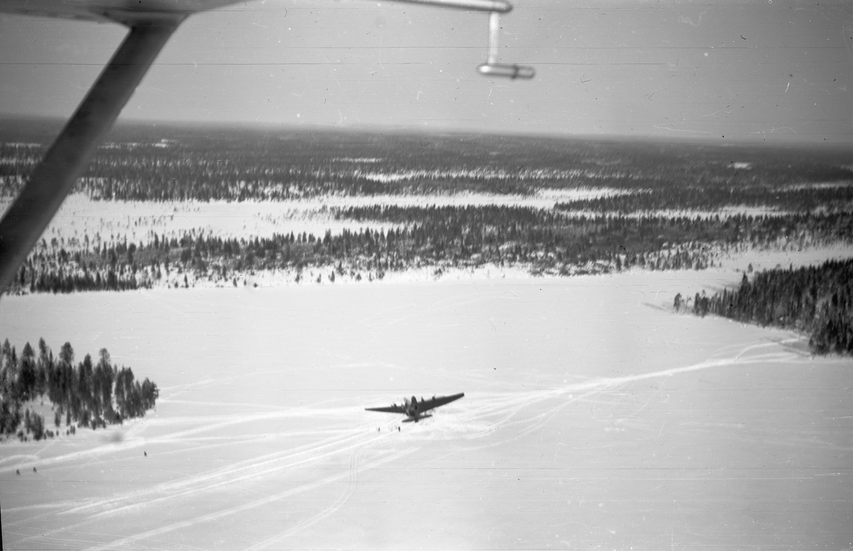 Flygfotografi av nedskjutet sovjetiskt bombflygplan TB-3 märkt nummer 22198 vid Svenska frivilligkåren i Finland, F 19.