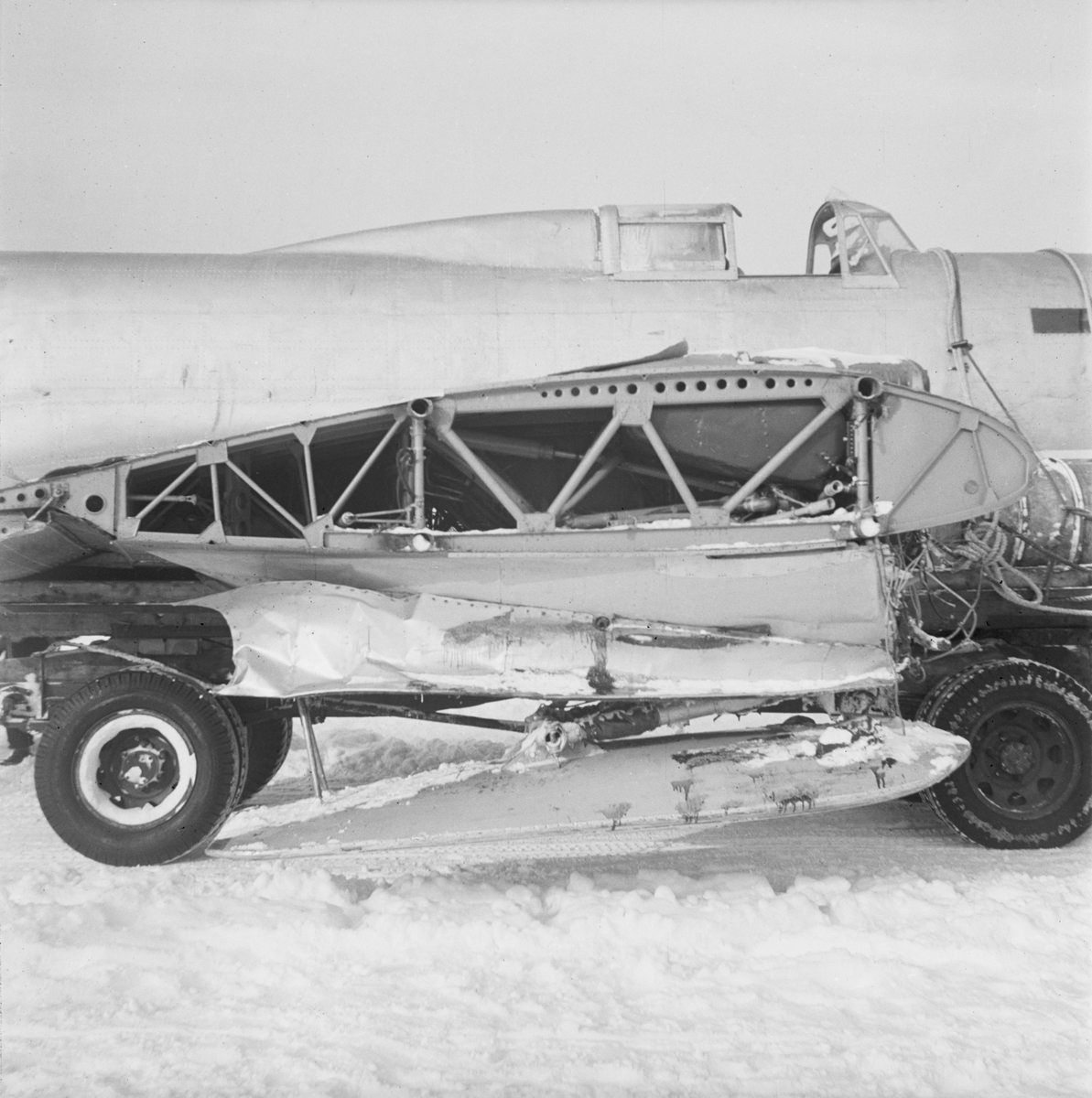 Del av nedskjutet sovjetiskt flygplan DB-3 vid Svenska frivilligkåren i Finland, F 19.