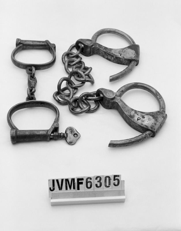 Handklovar med tillhörande nyckel och fotfängsel från Inlandsbanan.