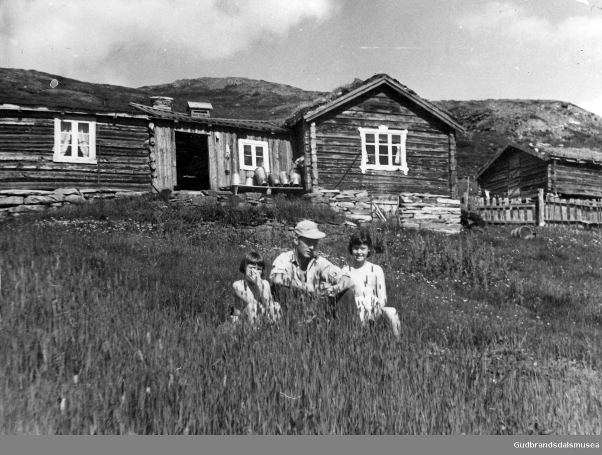 Bjønngrenet, setra til Søre Vorkinn 35/4, på Tverrlisetrene i Grimsdalen. Frå venstre: Jorunn Svendsgard, Thor J. Ulheim og Eldbjørg Hage. Midt på 1950-talet.