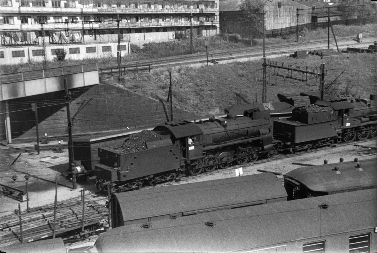Damplokomotiv type 31b nr. 417 i Lodalen i Oslo. Til høyre type 30b nr. 348.