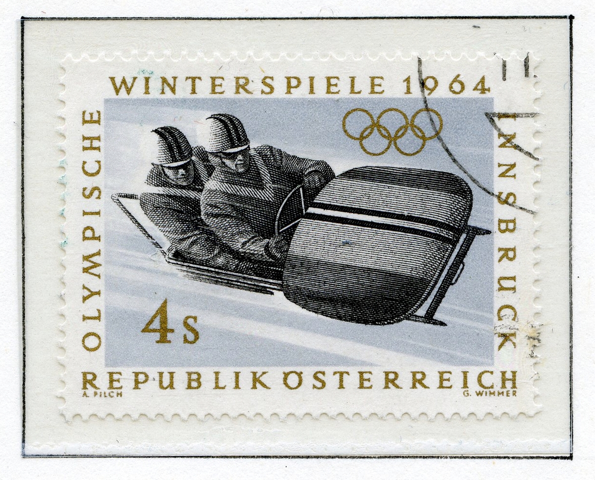 Syv frimerker fra De IX Olympiske vinterleker i Innsbruck 1964, montert på en A4 side. Frimerkene har alle de olympiske ringer og har øvelsene som tema: Alpint, langrenn, skihopp, kunstløp, ishockey, aking og bobsleigh.