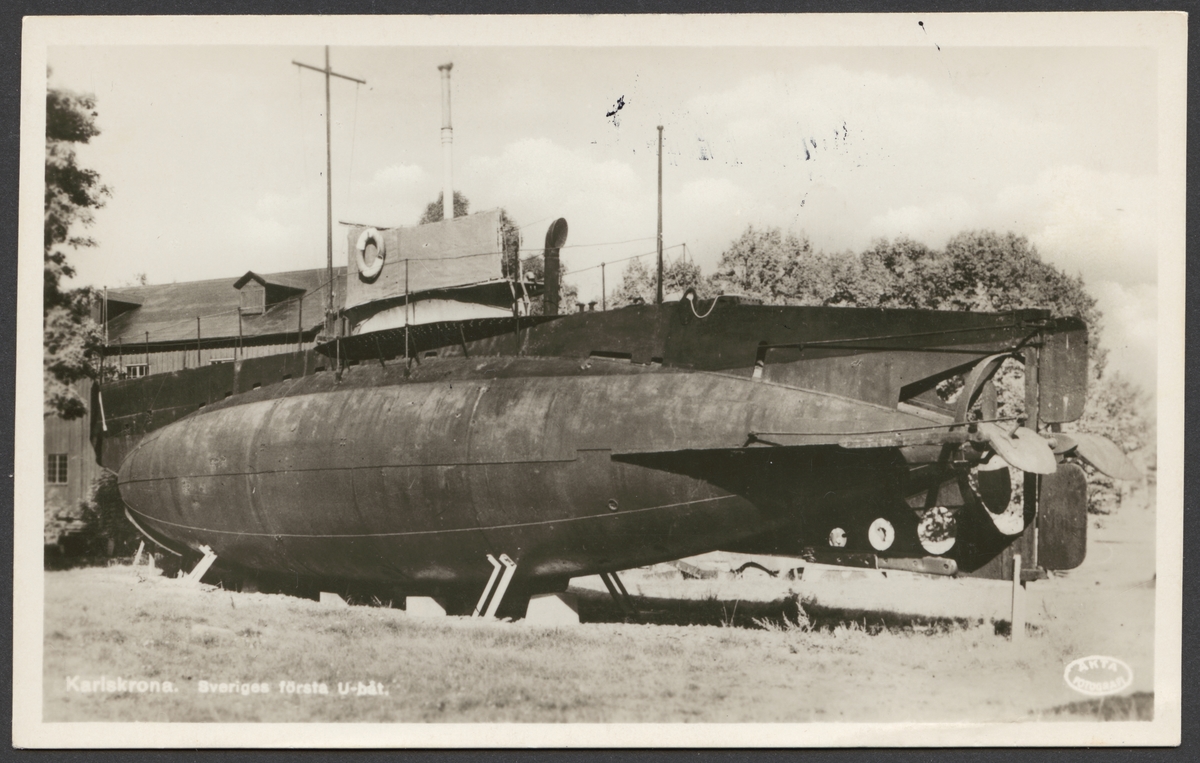 Bilden visar Sveriges första ubåt på sin gamla uppställningsplats på Lindholmen på Karlskronavarvet.