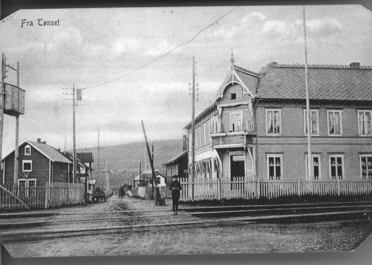 Gamle Lunstøeng-butikken på andre sida av jernbanesporet. 