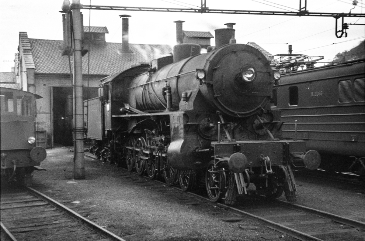 Damplokomotiv type 31b nr. 402 ved lokomotivstallen på Bergen stasjon.