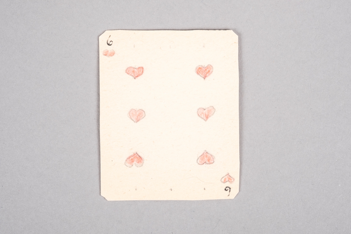 Håndlaget kort med påført tall og hjertesymbol. På baksiden av kortet er det et monogram av initalene "AR".