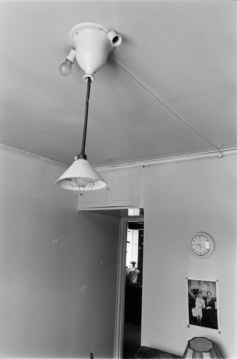 Taklampa i köket, övre våningen, Enköpings Kvarnstensfabrik, Bangårdsgatan 13, Enköping, Uppland 1984