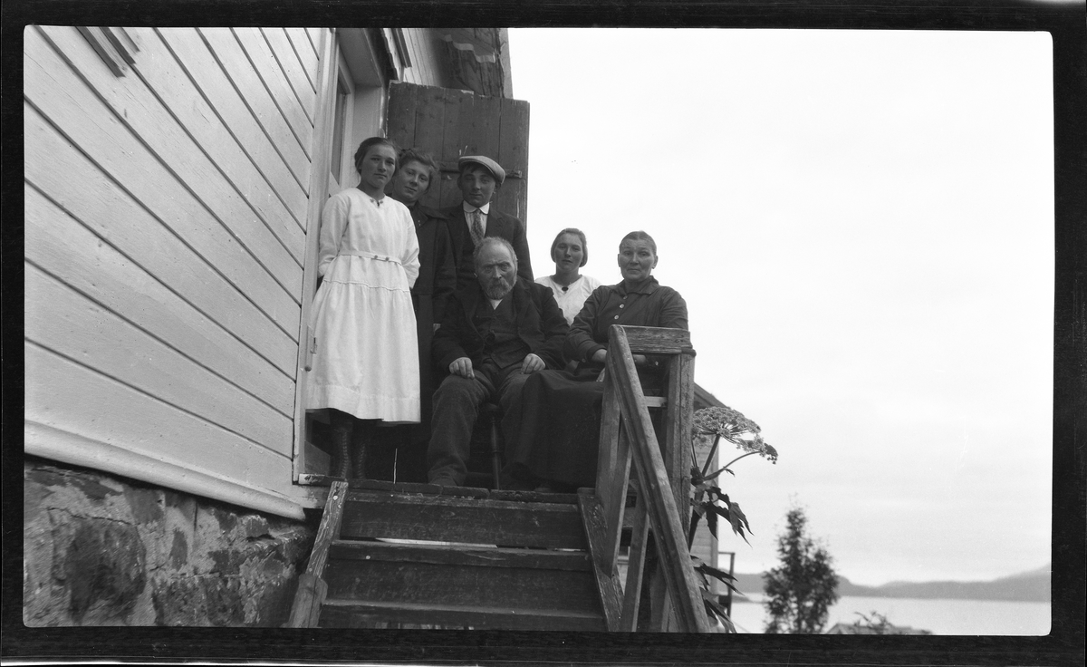 Gruppebilde av seks personer på trapp på For.