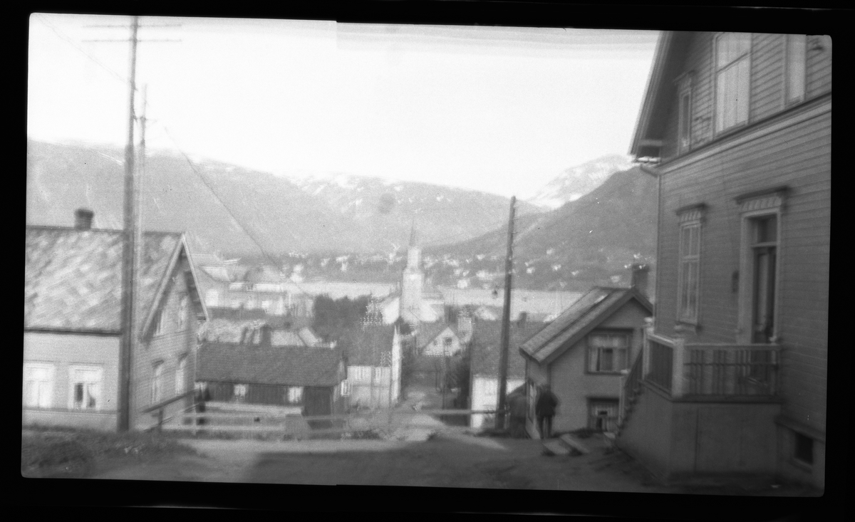 Gate i Tromsø, domkirken midt i bakgrunnen.