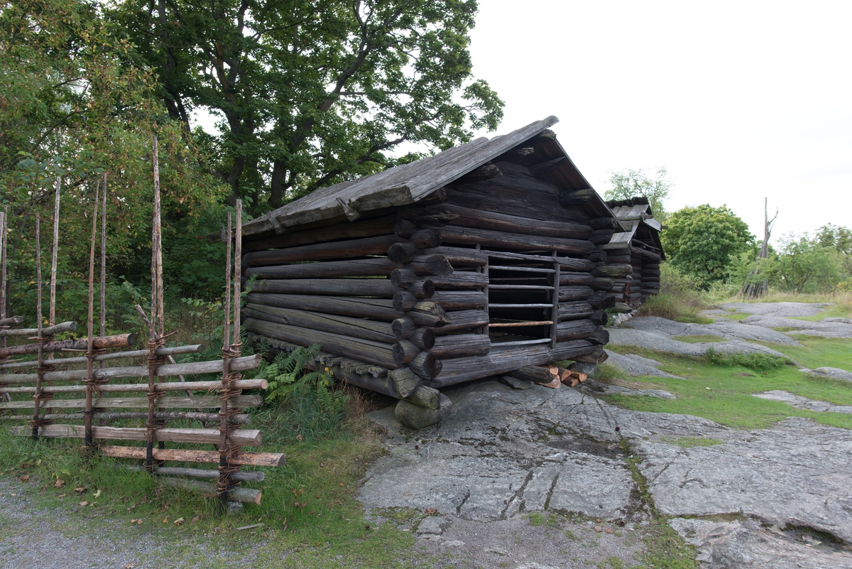 Lövladan i Älvrosgårdens norra utkant är timrad i en våning. Lövladan har sadeltak; ett sågat brädtak med bottnar av bräder och lock av bakar.

Lövladan flyttades till Skansen 1915 från Älvros socken, Härjedalen.