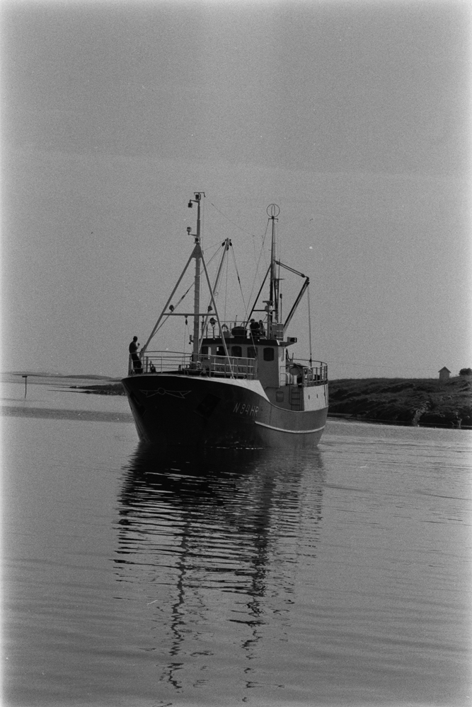 Båten Knut Aleks kommer til kai i Husvær.