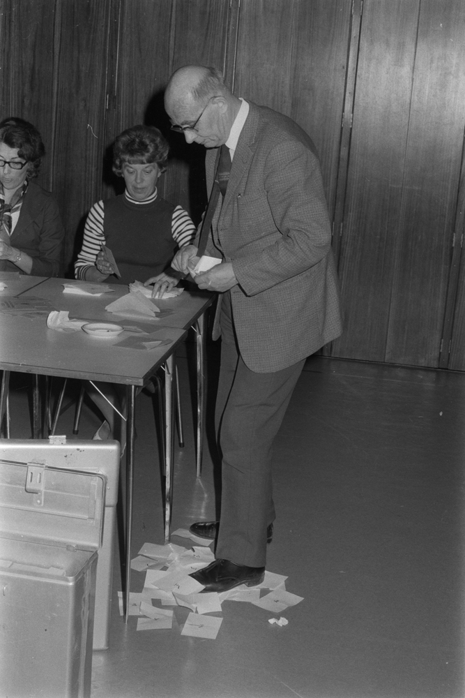 Stor oppslutning om EF-valget 1972. Inne i valglokalet på Gymnaset i Mosjøen.
