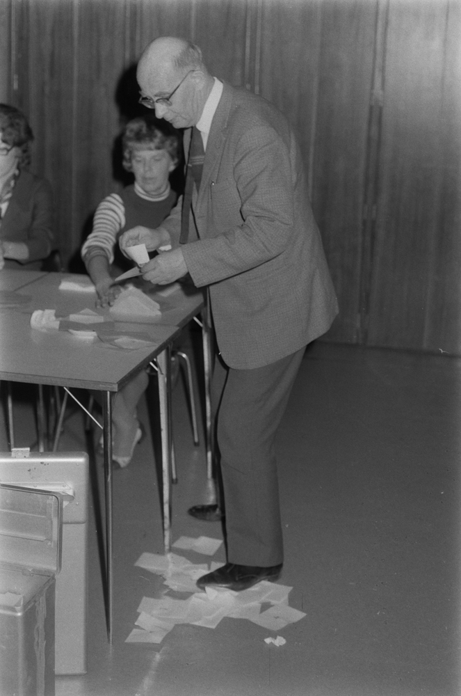 Stor oppslutning om EF-valget 1972. Inne i valglokalet på Gymnaset i Mosjøen.