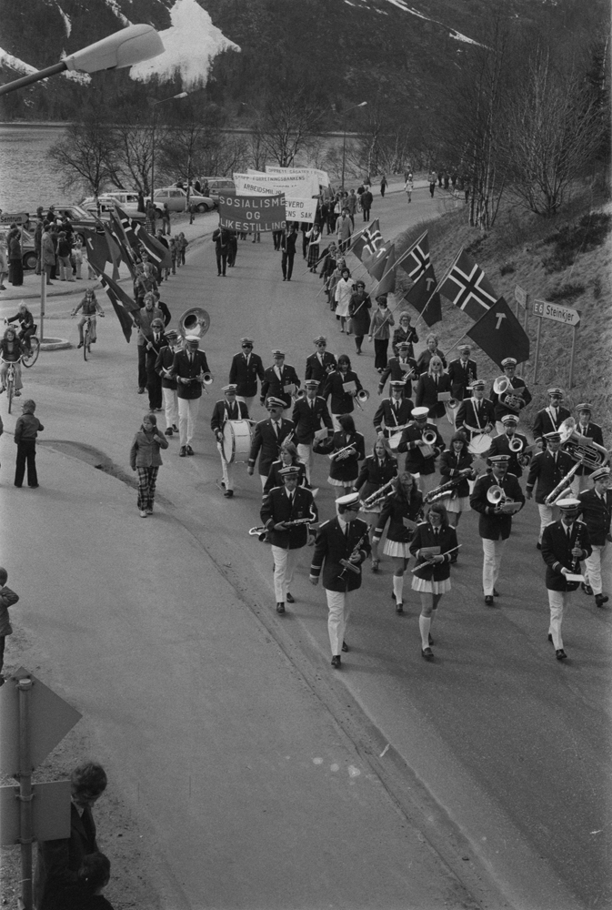 Hornmusikken Fram. 1.Mai-tog i Mosjøen 1975, her i Vefsnvegen ved Jernbaneundergangen.