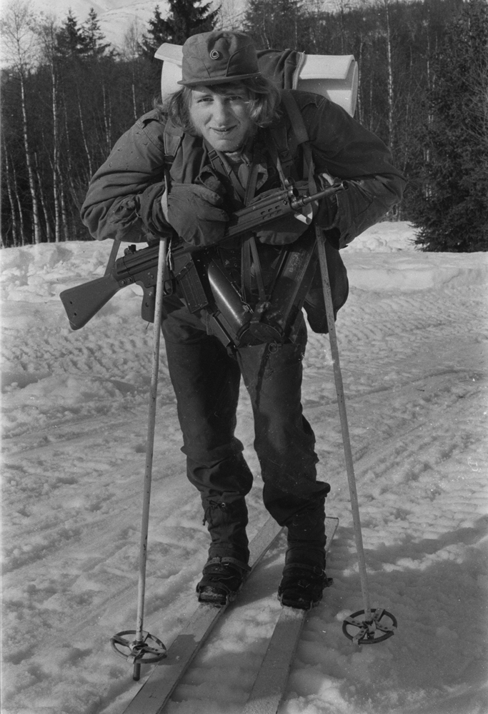 Repetisjonsøvelse på Drevjamoen. 
Soldat Tore Herring (Mosjøen) på ski med sekk og våpen (AG3)
