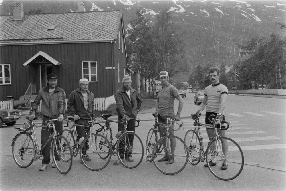 Fem sykkelryttere som skal sykle strykeprøven utenfor Helgeland Arbeiderblads lokaler i Fearnleysgt. Huset bak nr 21 er revet nå.