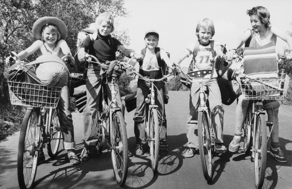 Barn på sykkeltur til Søvikskaret.