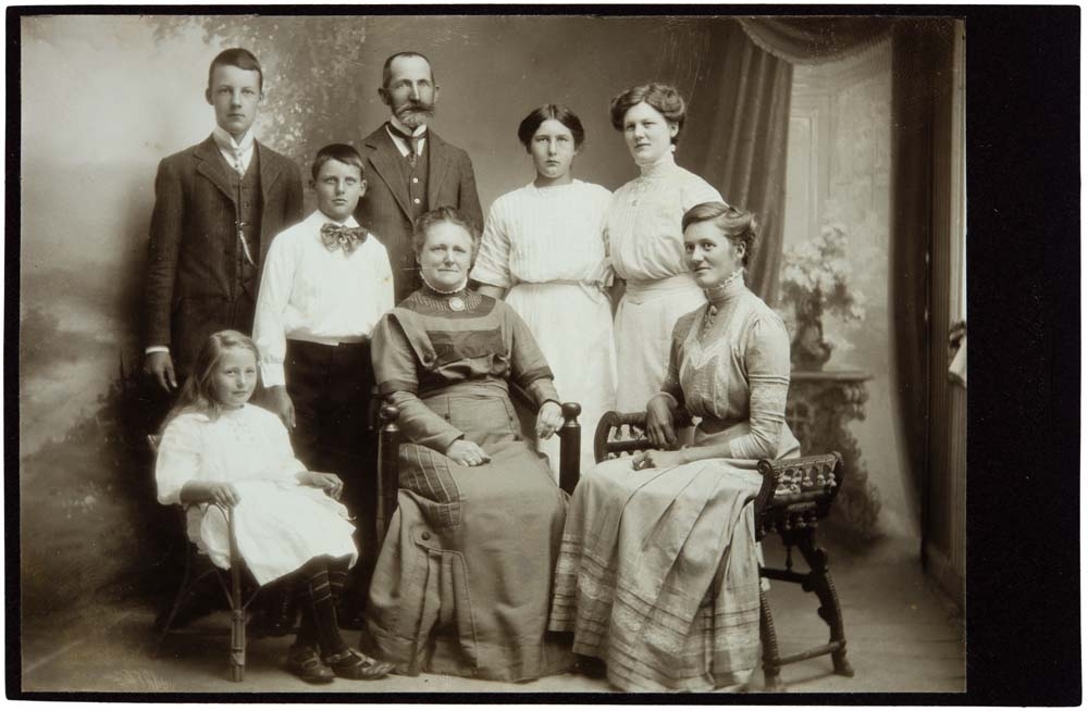 Gruppebilde av familien Bakken fra Mosjøen, med toller Odin Bakken, kone Josefine, og barna Odd, Gunnar, Aslaug, Jorunn, Margit og Sigrid.