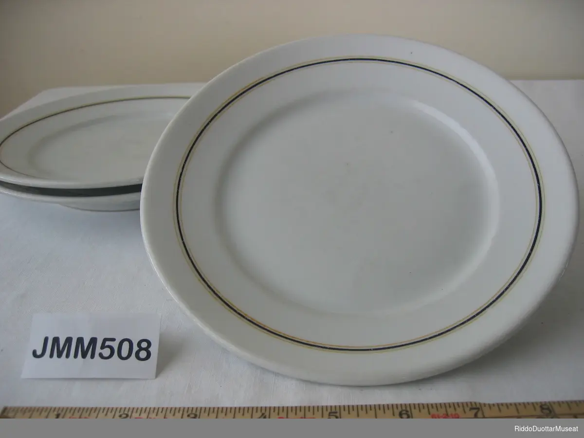 3 hvite asjetter av porselen.  Asjetten er merket med ”KPM 1941”. ”M” og den tyske ørna med hakekors.