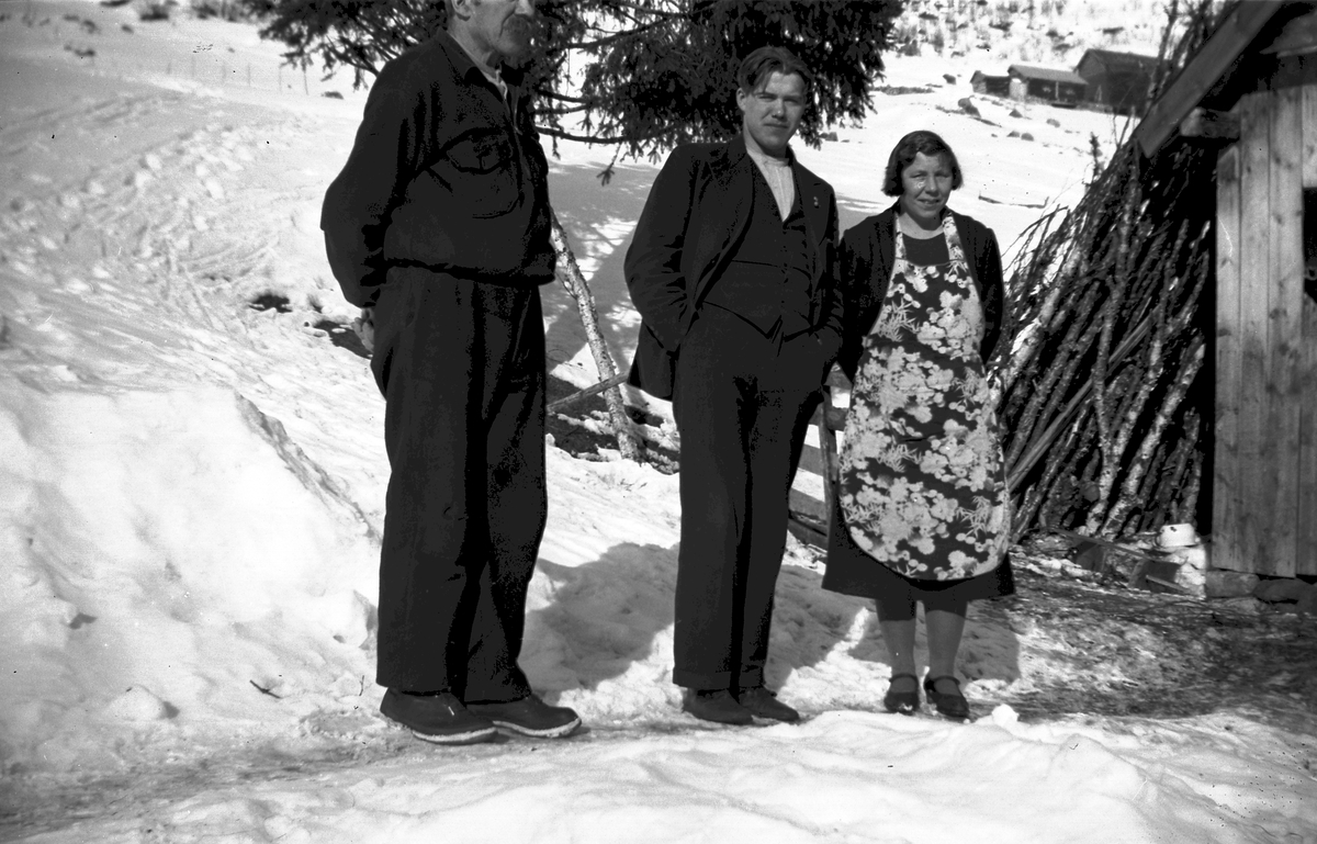 Fotoarkiv etter Aanund Olavson Edland. Aanund Edland, Olav Edland og Sigrid Flothyl. Sigrid var søster av Kristi Edland.
