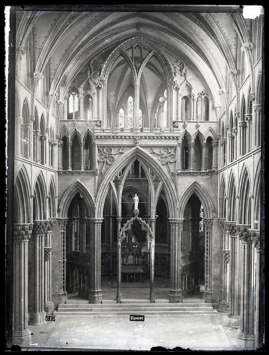 Koret i Nidarosdomen etter restaurering. Østre del, korbuen og oktogonen midt i bildet. Gotisk arkitektur. Paul Bøes Kristus-statue plassert i korbuen.