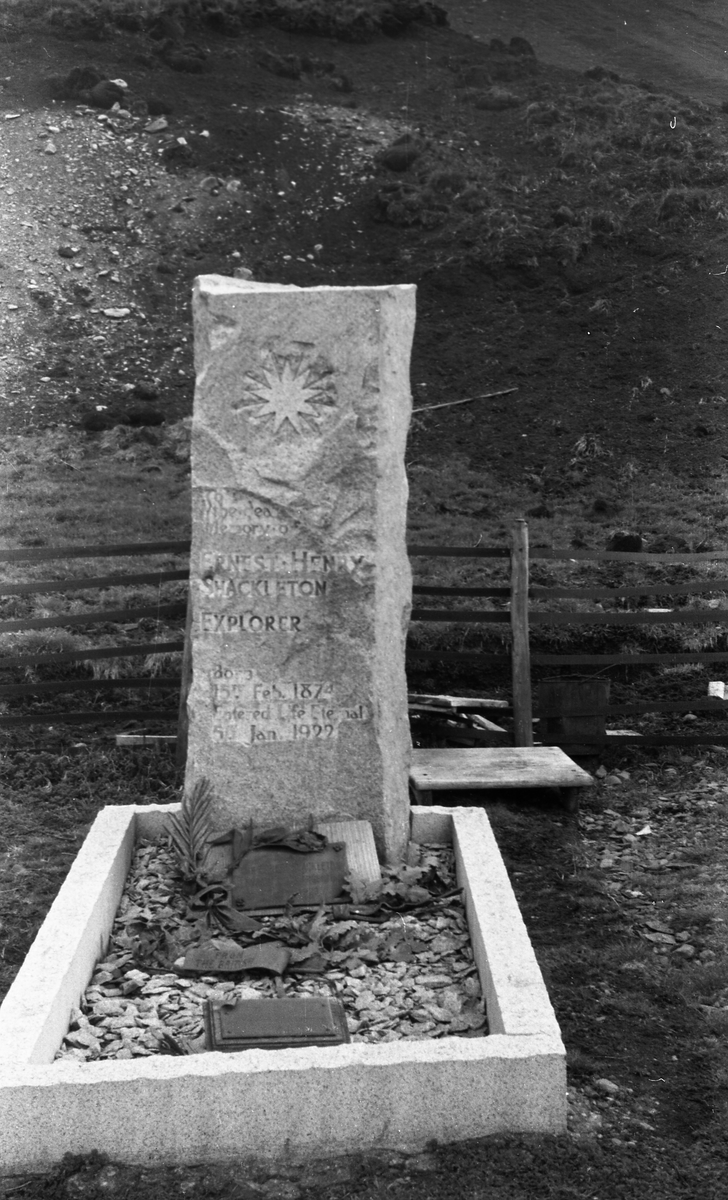 Den engelske oppdagelsesreisende Ernest Henry Shackletons grav i Grytevika. Suderøy på vei til fangstfeltet.