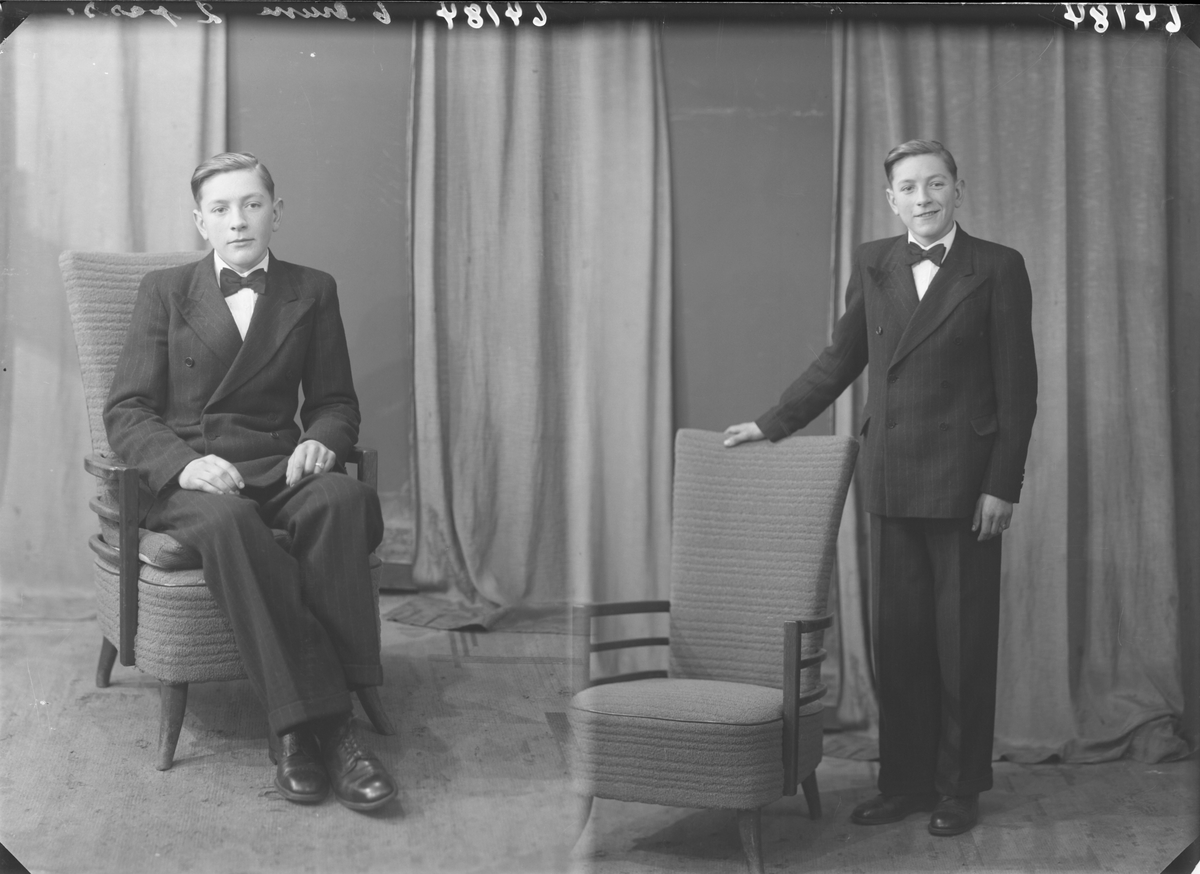 Portrett. Ung mann med mørk dress og mørk sløyfe poserer sammen med en stol. Konfirmant. Bestilt av Knut Bårdsen. Breidablikkgt. 193