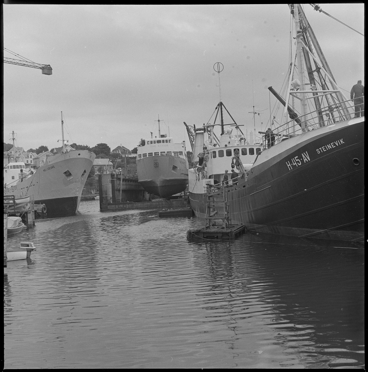 Tre skip ligger ved Brødrene Lothes flytedokk nord på Hasseløy.