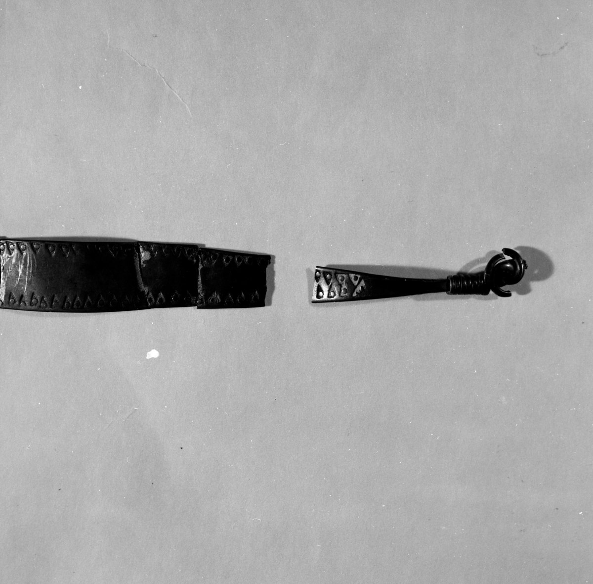 Foto av ett vikingatida silverarmband från den s.k. Torlarpskatten (RAÄ 206, Berga sn). Armbandet framkom som ett depåfynd tillsammans med ca 200 mynt från Tyskland, Danmark och England.
