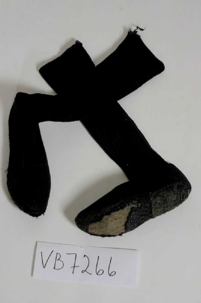 Form: Knelange tjukke sokkar m/påstrikka vadmålssko
