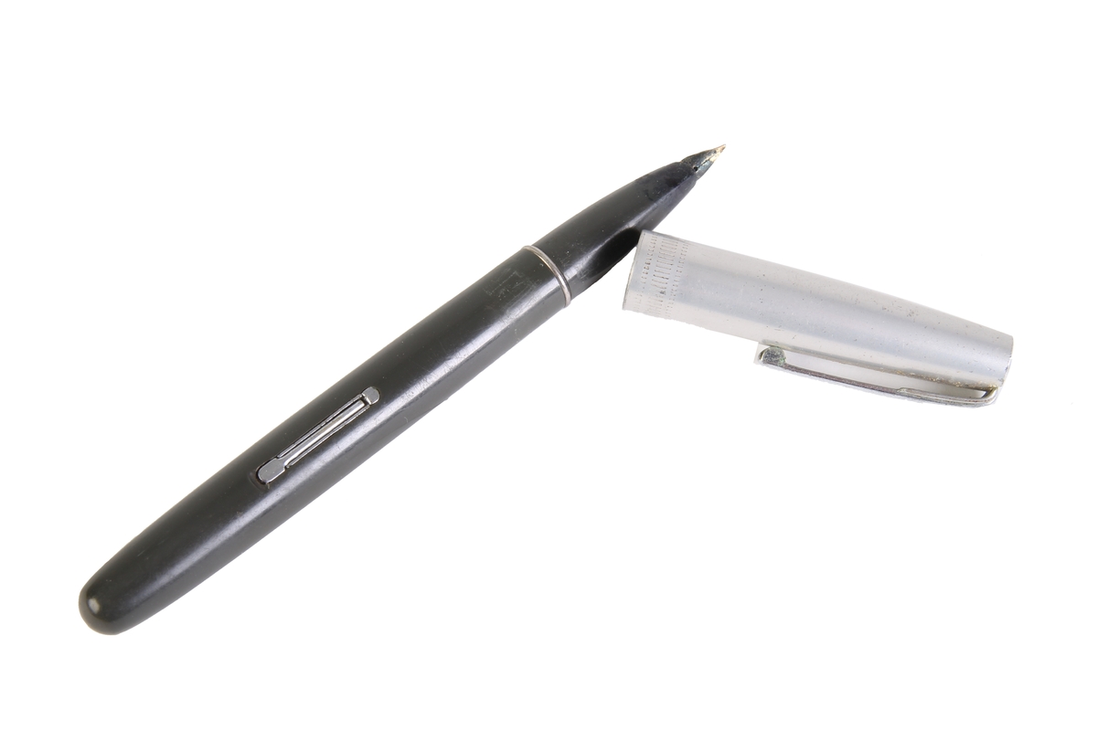 Svart penn med sølvfarget hette.