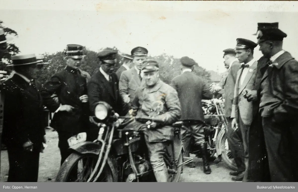Fra v. Løytnant Strøm, Josef Haun, Oscar Wiger, Hermann Oppen på motorsykkel, Sv. Strand, Paul Roger