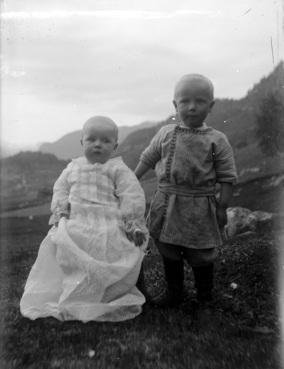 Fotoarkiv etter Aanund Olavson Edland. Utendørsportrett av to barn.