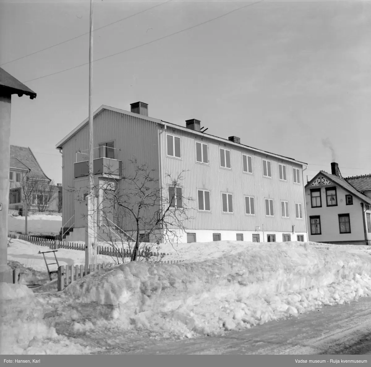 Eldrehjemmet Alders hvile i Vadsø, krysset Nyborgveien 35 -Esbensensgate,  vinteren 1964. Bygget er oppført tidlig 50-tall og har senere  vært benyttet bla til elevboliger, husmorskole, leiligheter for flyktninger