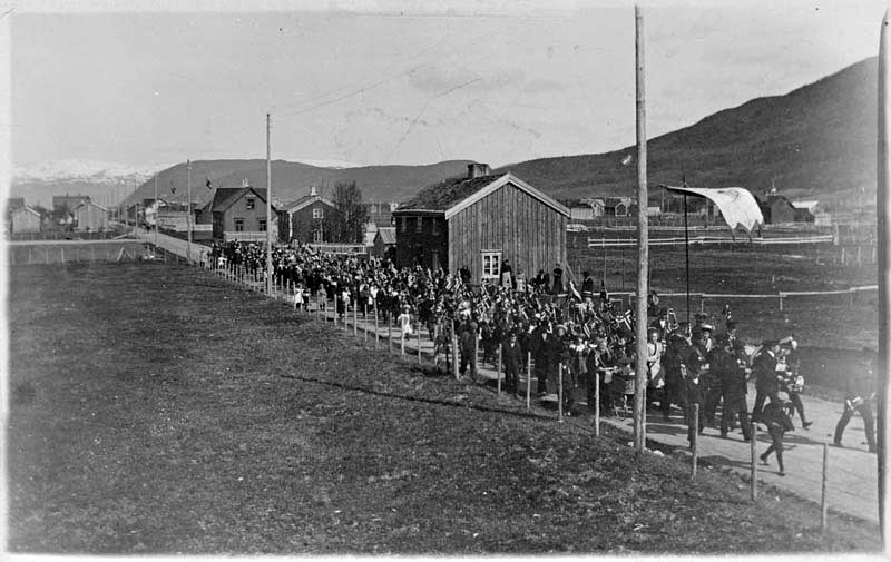 17. mai ca 1905 i Kirkegata, Mosjøen. Folketog.
