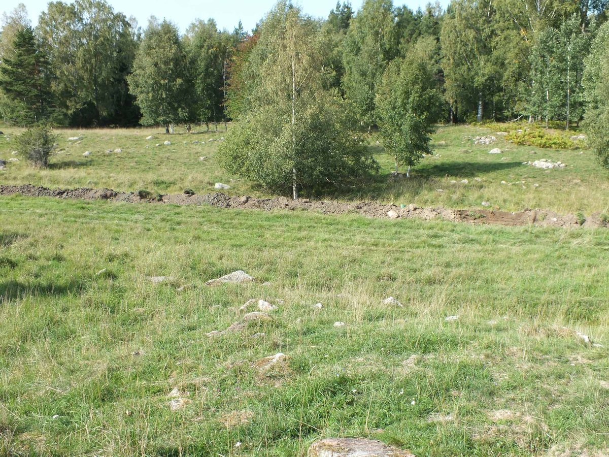 Arkeologisk schaktningsövervakning, vy från 2:1 mot schakt och 1:101 i bakgrunden, Hydinge, Ununge socken, Uppland 2018