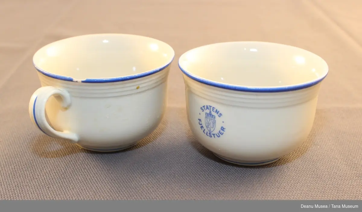 Hvite kopper med blå kantlinje, riksløven og Statens fjellstuer i blå skrift.