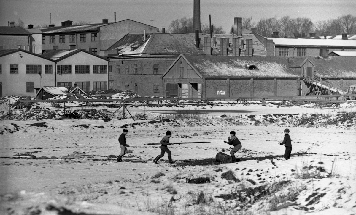 Barn som leker på industritomt, Ekeby bruk, Flogsta, Uppsala 1961