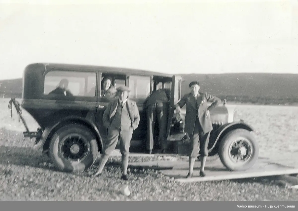 Noen menn på tur med bil som kanskje skal på ferge ved Seida ca 1933.