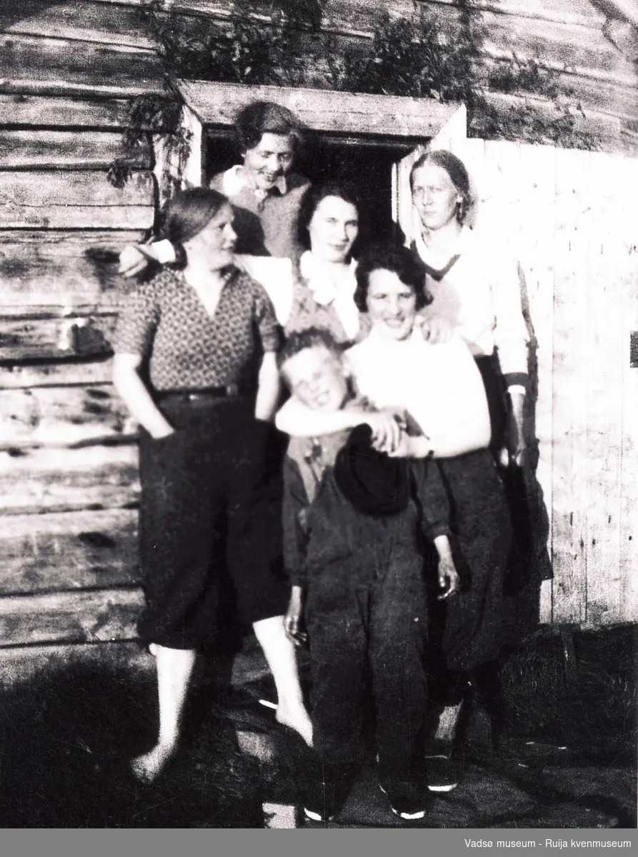 Damer på hyttetur på antatt Vinikkahytta Celine Espejord i midten, Johanna Gallavara til høyre foran. Antatt bakerst Inga Wikki og Rikarda Wara bak til høyre. Ukjent kvinne til venstre og liten gutt foran. Ca 1950-tallet.