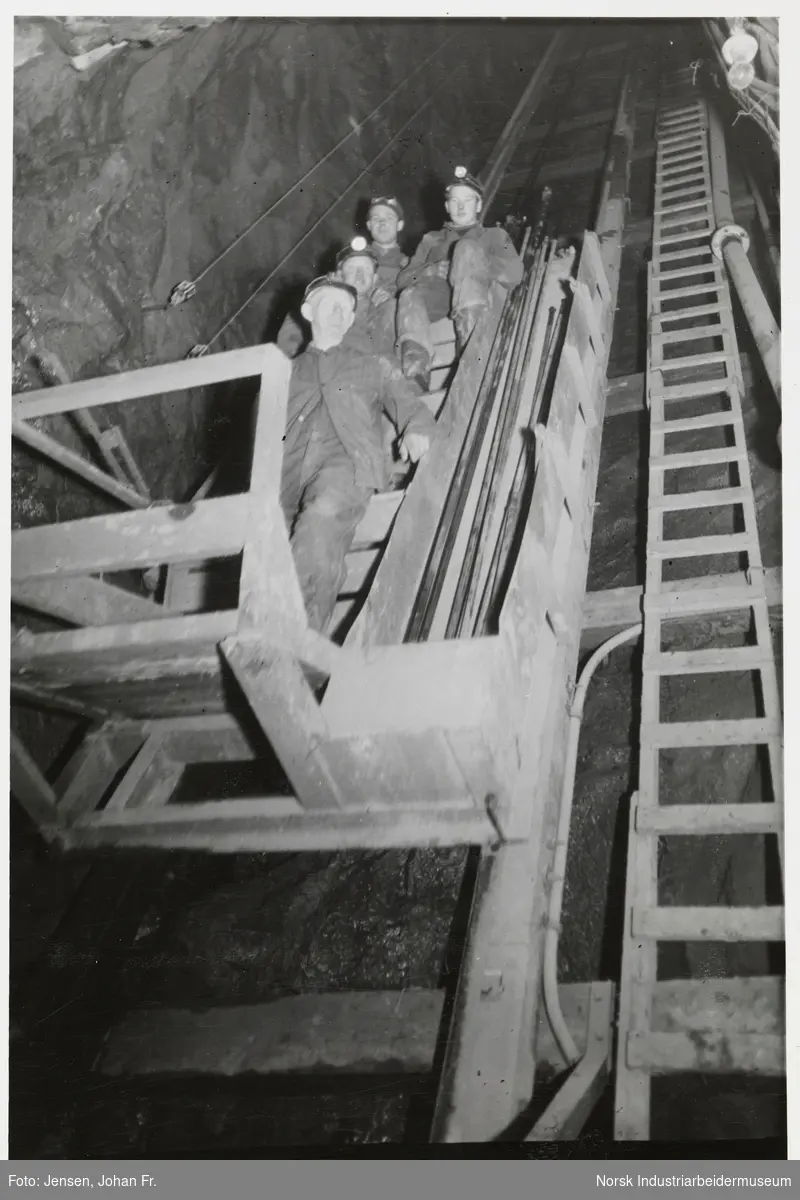 Arbeidere tar heis i Kjørholt gruver.