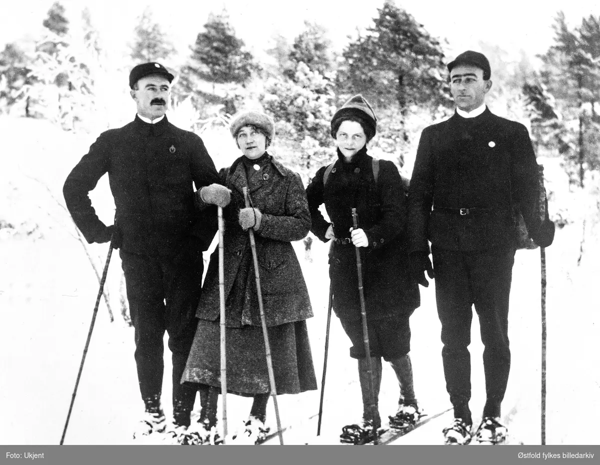 Skiløpere, Erik Sandvik og Otilie Sandvik, Margrethe Strømsøe og Kr. Sandvik i Spydeberg ca. 1915-1920.