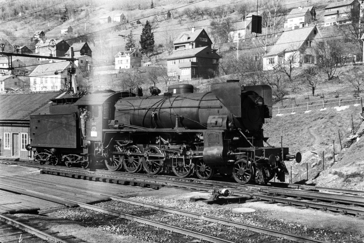 Damplokomotiv type 31b nr. 430 på Voss stasjon.