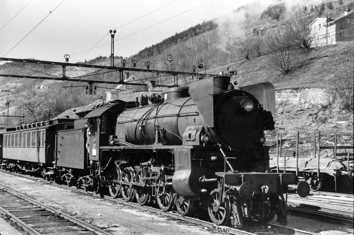 Damplokomotiv type 31b nr. 430 med ekstratog retning Ål. tog 7688, i anledning hjemreisen 2. påskedag.