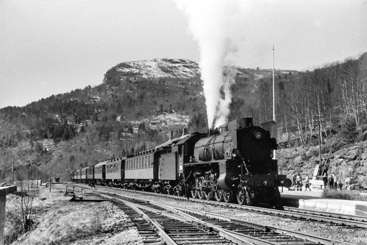 Damplokomotiv type 31b nr. 430 med ekstratog retning Ål, tog 7688, i anledning hjemreisen 2. påskedag 1960.