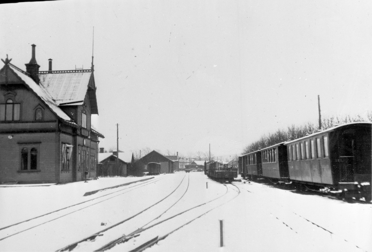 1935-08-31 gick sista tåget på Jönköping - Gripenbergs järnväg, JGJ och rivningen av banan påbörjades.
På bilden, som troligen är tagen november - december 1935, står "sista tågets" vagnar övergivna.