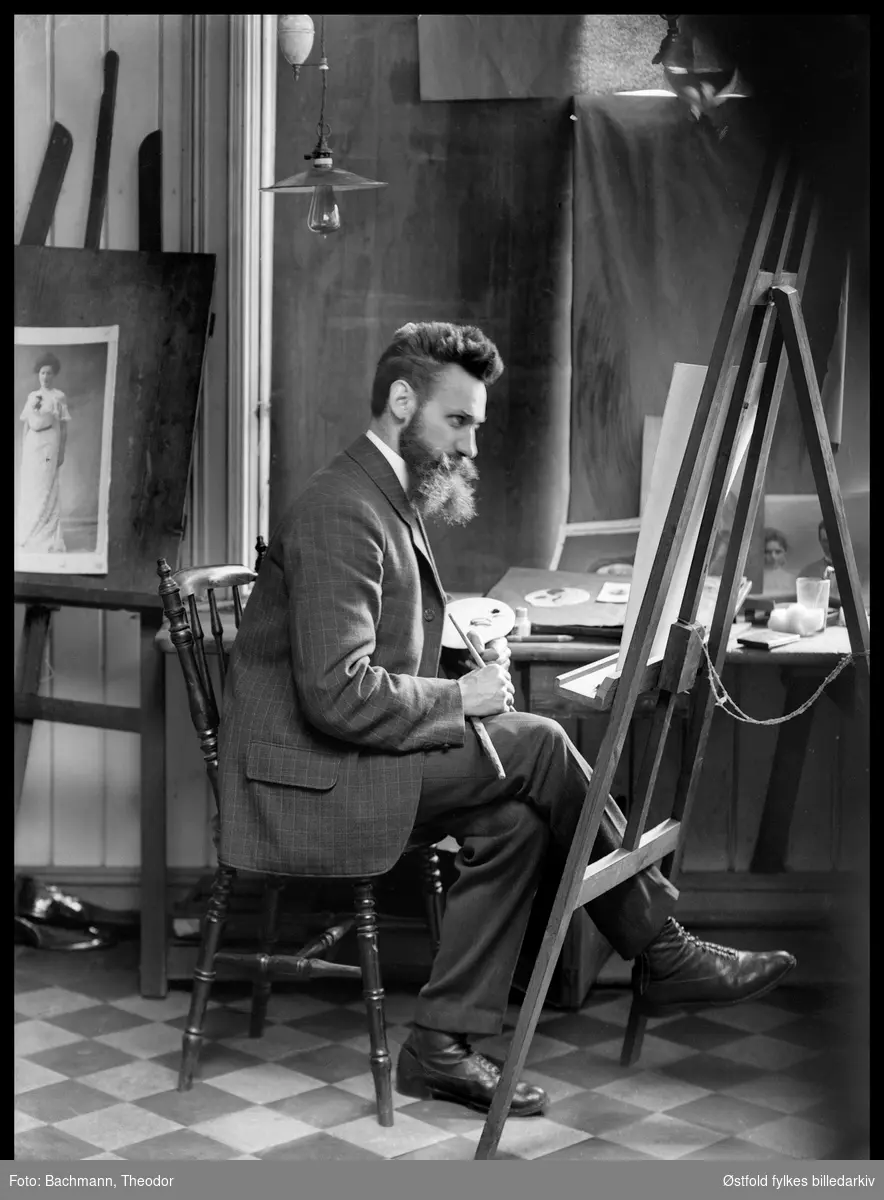 Portrett av fotograf Th. Bachmann i hans studio i Moss.