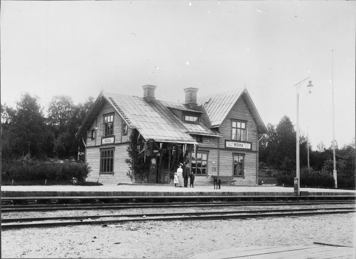 Voxna station anlades 1897. En- och en halv vånings stationshus i trä. Elektrisk växelförregling.
