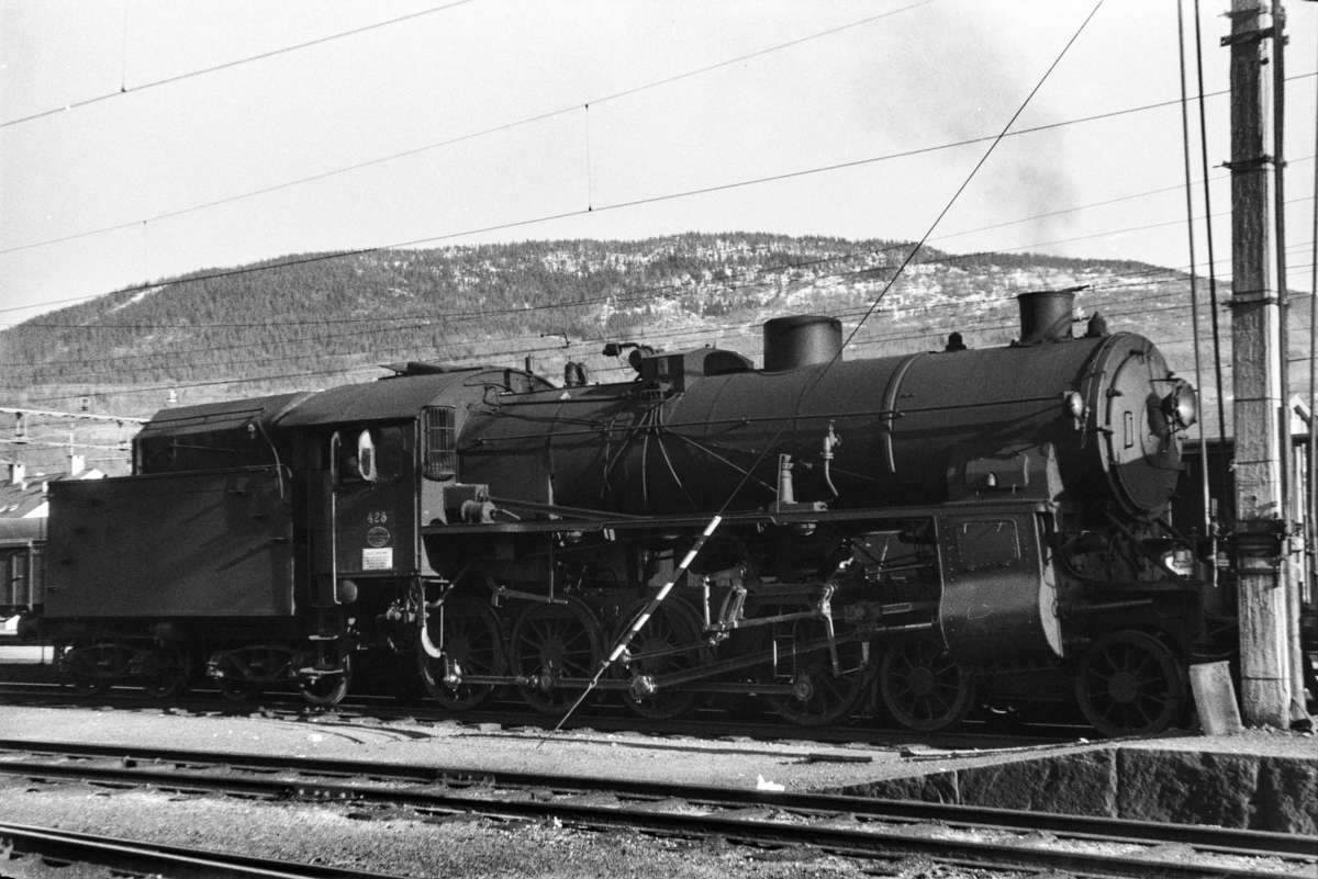 Damplokomotiv type 31b nr. 428 på Voss stasjon.